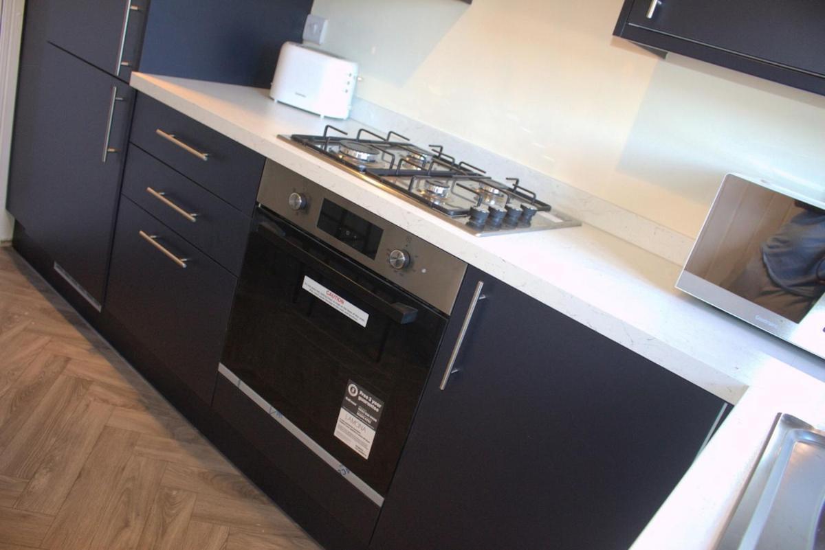 Casa de férias Hub - 2br With Free Parking, Near Airport & Attractions *