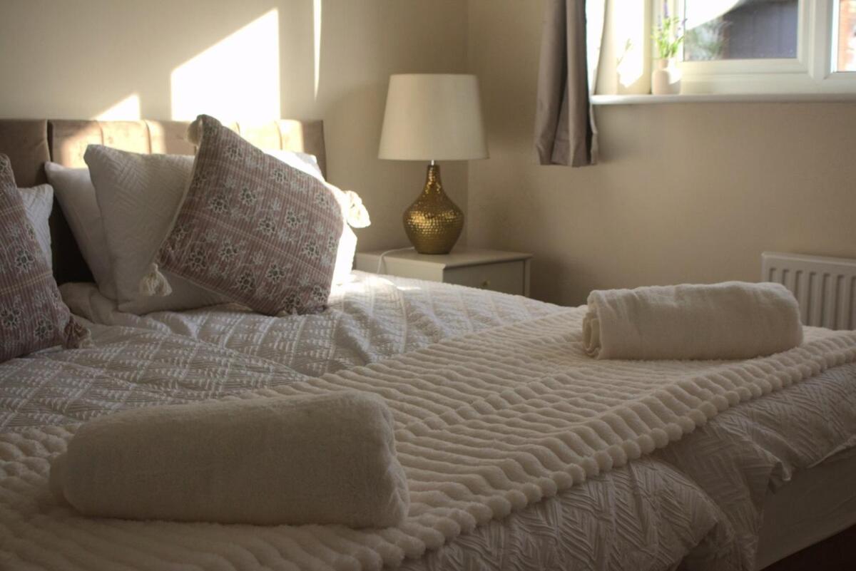 Casa de férias Hub - 2br With Free Parking, Near Airport & Attractions Manchester