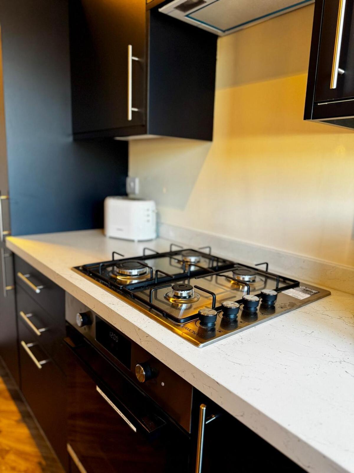 Casa de férias Hub - 2br With Free Parking, Near Airport & Attractions Manchester