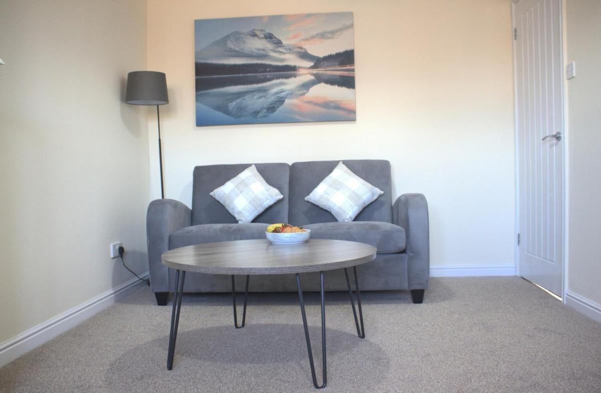 Casa de férias Hub - 2br With Free Parking, Near Airport & Attractions *