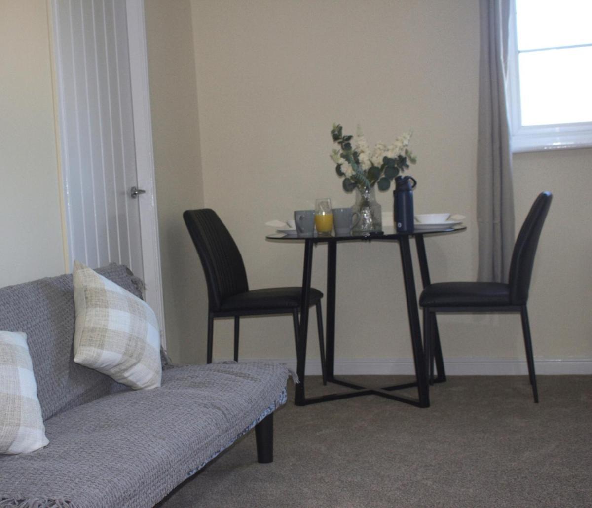 Casa de férias Hub - 2br With Free Parking, Near Airport & Attractions *