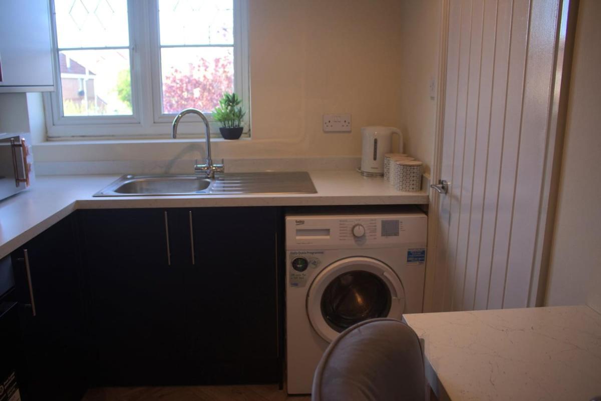 Casa de férias Hub - 2br With Free Parking, Near Airport & Attractions